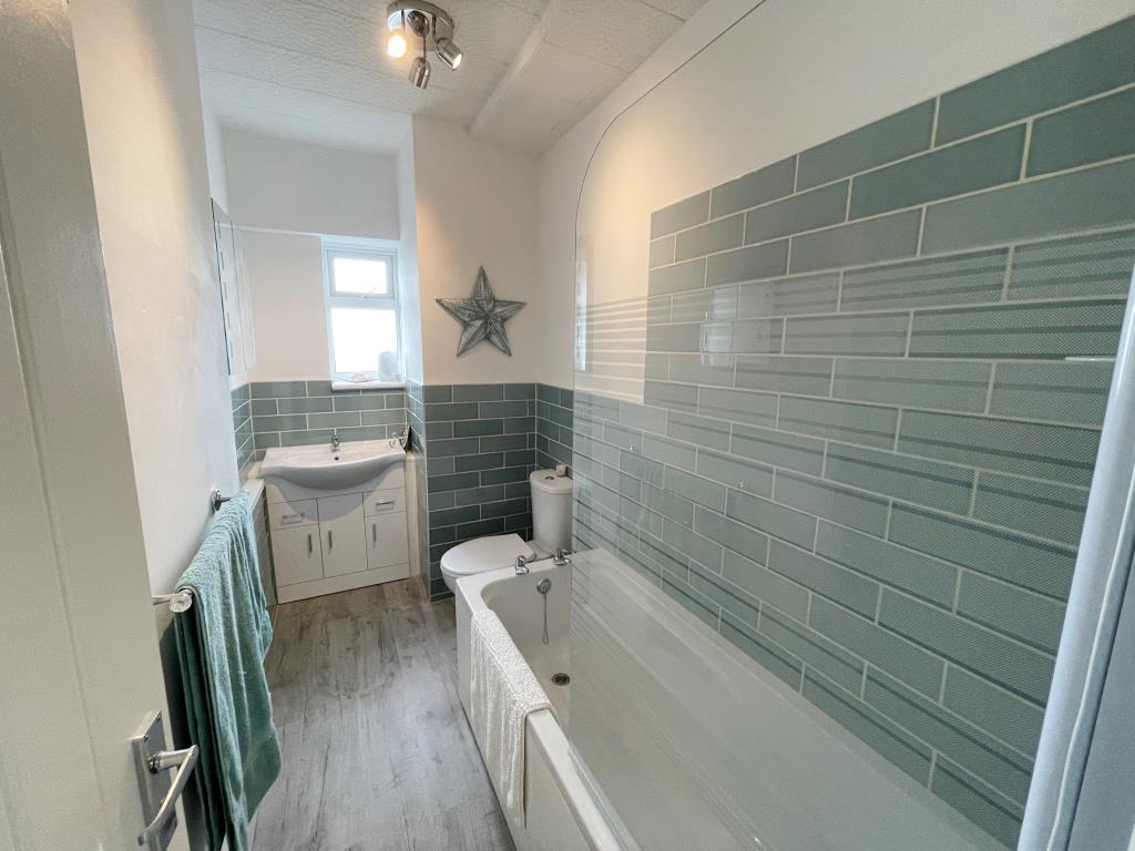 Lot: 123 - WELL PRESENTED FLAT WITH BALCONY AND SEA VIEWS - Bathroom with three piece suite